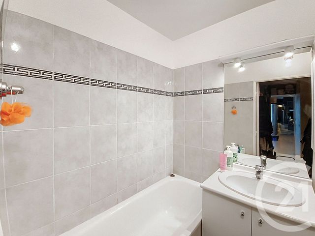 Afficher la photo en grand Appartement F4 à vendre - 4 pièces - 75,91 m2 - St Denis - 93 - ILE-DE-FRANCE