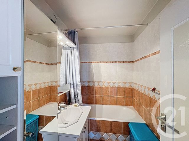 Afficher la photo en grand Appartement F3 à vendre - 3 pièces - 65,04 m2 - St Denis - 93 - ILE-DE-FRANCE